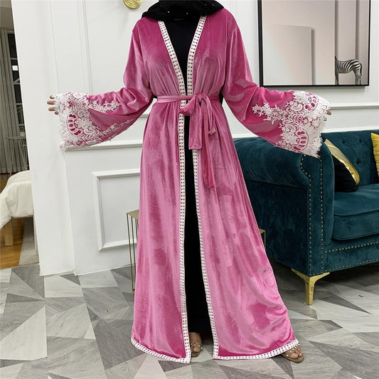 Abaya Dubai en Velours Rose : Un Mix Parfait entre Tradition et Modernité