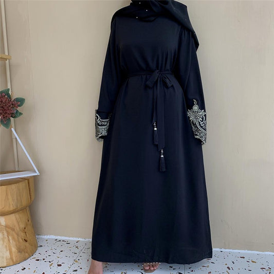 Abaya Dubai Noire Ample avec Broderies – Fusion de Confort et Style Vintage