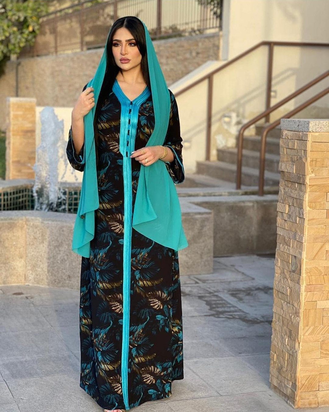 Djellaba Marocaine Moderne pour Femme avec Broderie en Bleu Azur