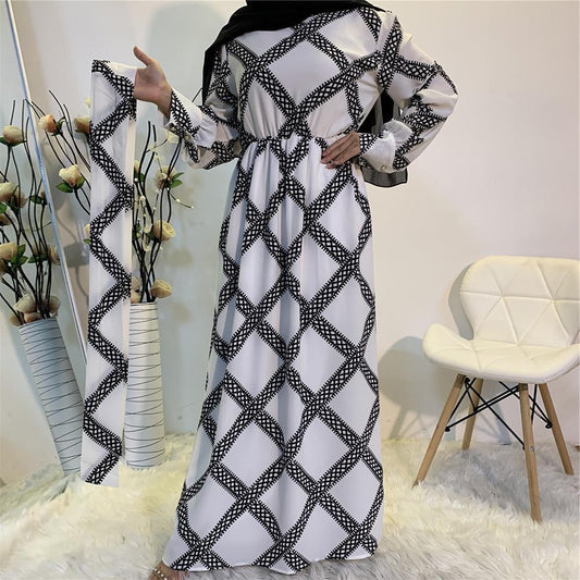 Abaya Blanche à Bandes Noires : L'alliance du Confort et du Style